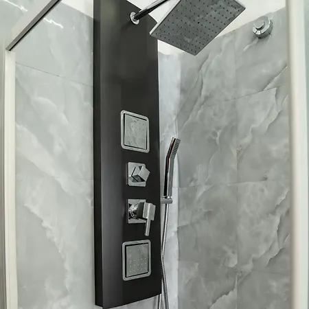 Betti House Vasca Idromassaggio Metro C Alessandrino - San Giovanni E Trenino Laziali-termini -betti House 公寓 *